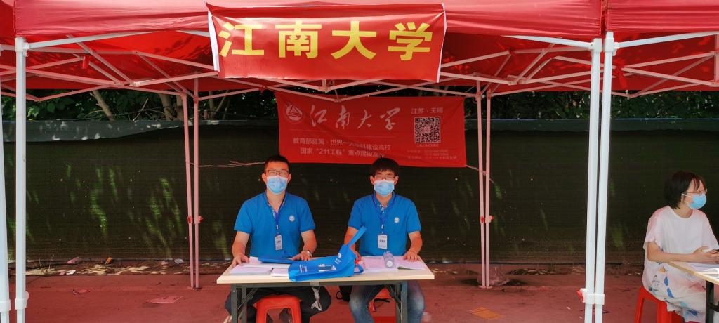 我院教师在招生咨询