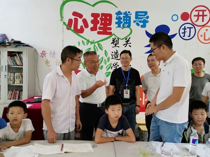 铜陵市市长胡启生看望物电学院“千方爱心学校”支教点师生