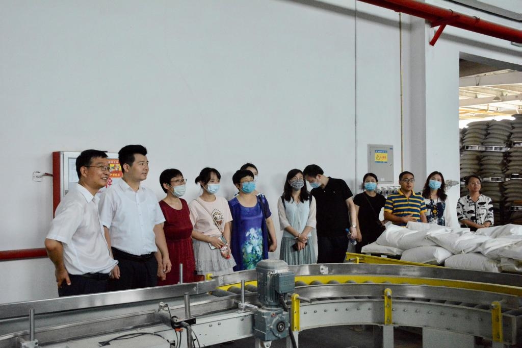 马克思主义学院赴陕西华秦农牧科技有限公司考察交流