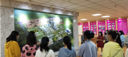 文学院组织2020级新生参观校史馆