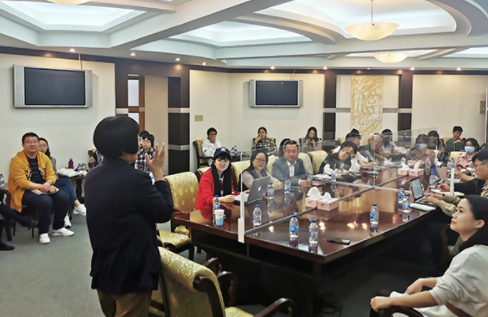 与会班主任教师认真听取讲座内容